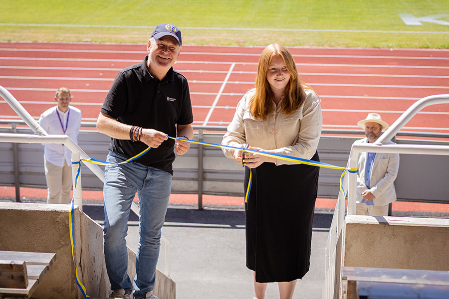 Bandklippning av Tony Ring och Amanda Lindgren vid invigningen av Nobelstadion.
