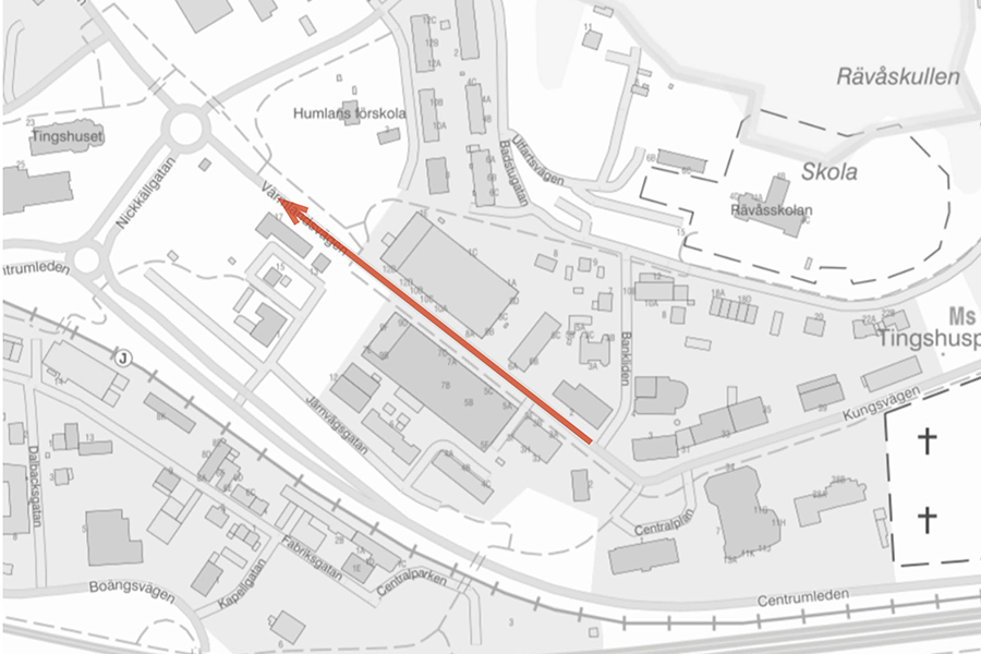 En röd linje markerar en väg på en karta över ett område med byggnader.