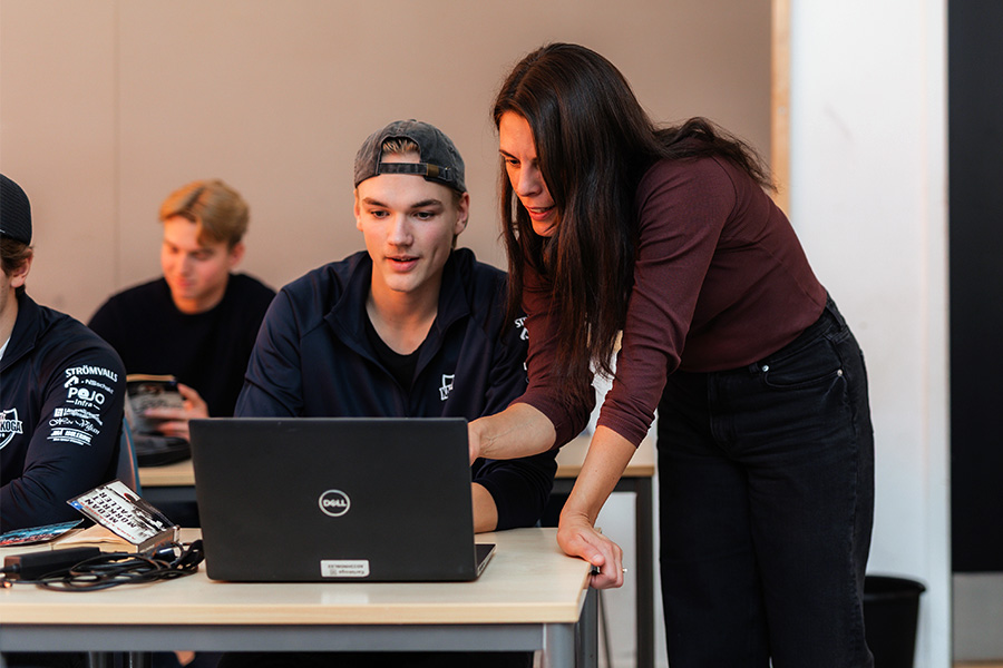 Elev öppnar entrédörren för tre klasskompisar.