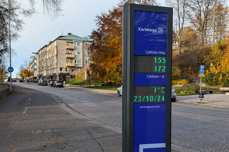 Cykelmätare som visar siffror i en ruta. I bakgrunden syns en cykelbana.