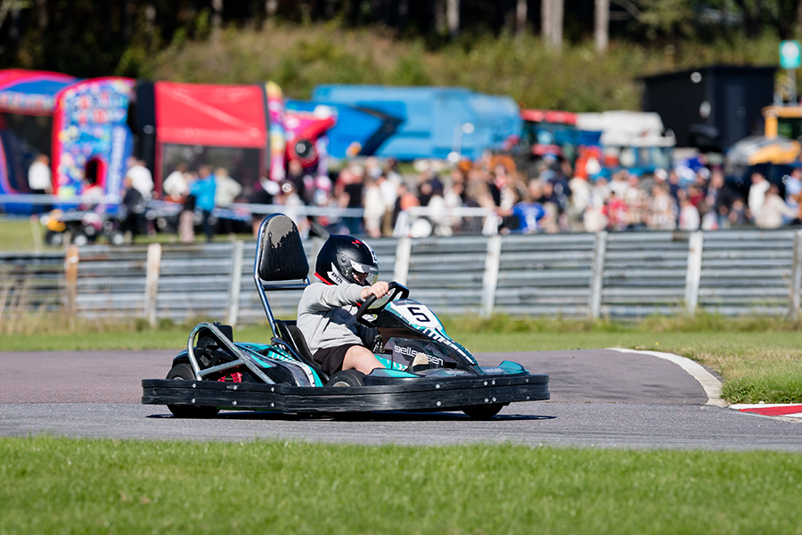 Barn som kör gokart