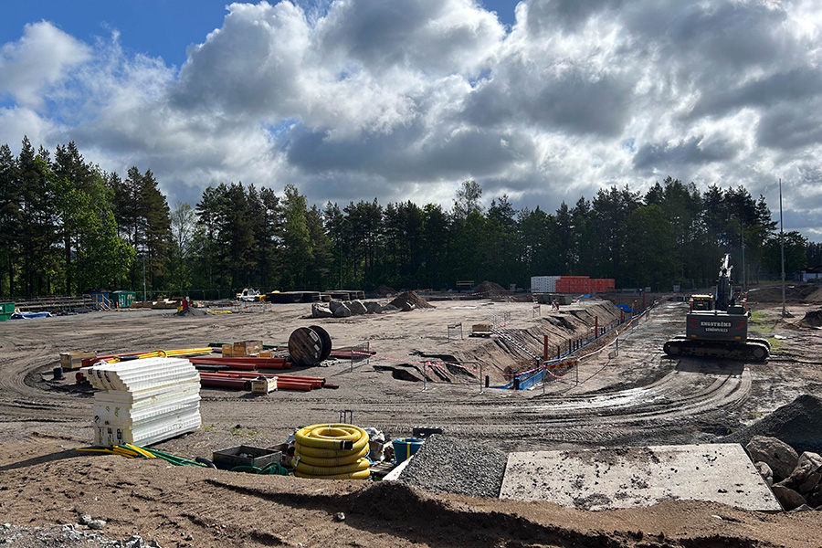 En översiktsbild från en byggarbetsplats. 