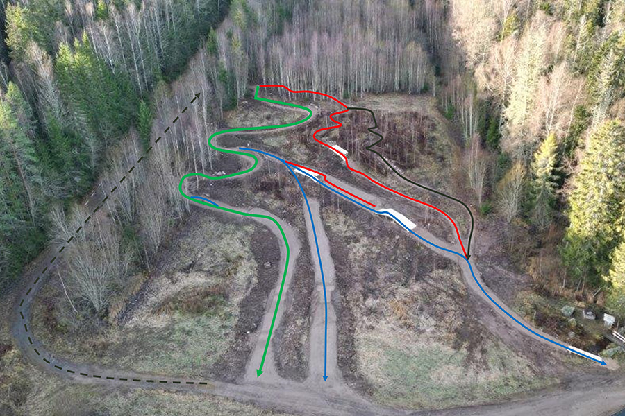 En bild tagen uppifrån med markeringar i färgerna, grön, blå och grön och svart som visar olika svårighetsgrad för cykelbanan. 