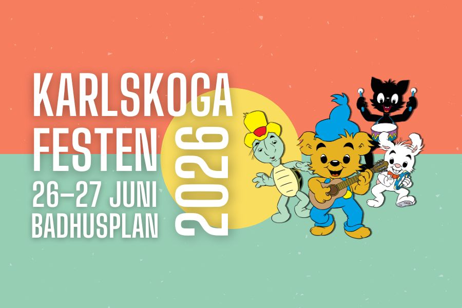Bildens bakgrund är uppdelad i orange och tukos, samt en gul cirkel i mitten. I förgrunden står "KARLSKOGAFESTEN 2026 26-27 JUNI BADHUSPLAN" i vitt och till höger står Bamse tillsammans med Skalman, Vargen och Lille Skutt.