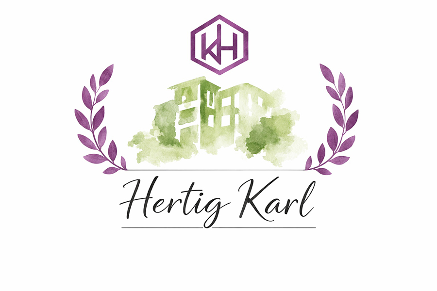 En logotyp med texten "Hertig Karl" och en byggnad samt bladkransar och symboler.