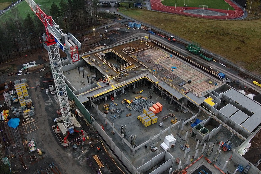 En översiktsbild tagen från luften över en byggarbetsplats.