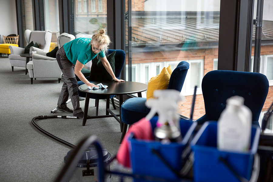 Personal städar på kontor.