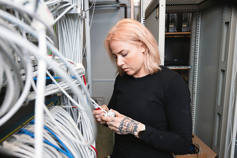 Elektriker förbereder nätverkskabel.