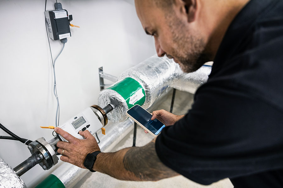 Fastighetsskötare utför underhållsarbete i fastighet.