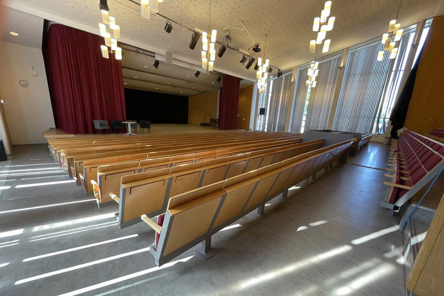 Rader med sittplatser framför en stor scen