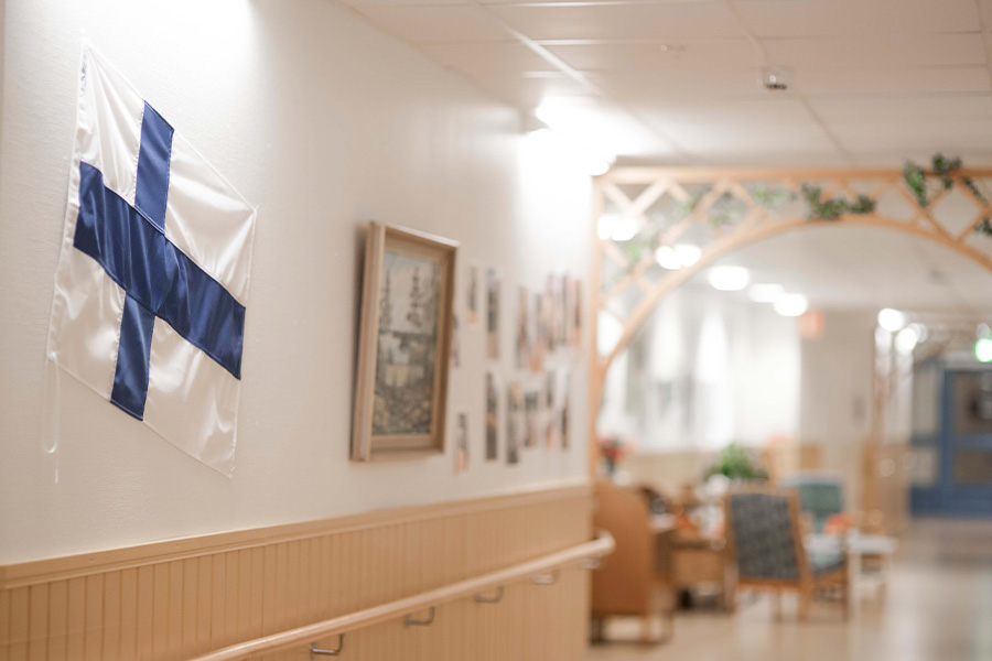 Finsk flagga på vägg i en korridor