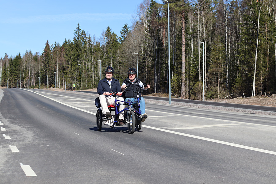 Två män cyklar på en parcykel