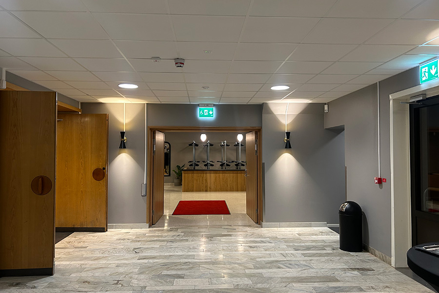 En foajé med trädörrar.