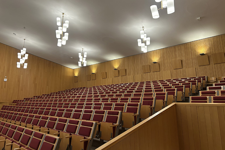 Röda stolar i en aula.