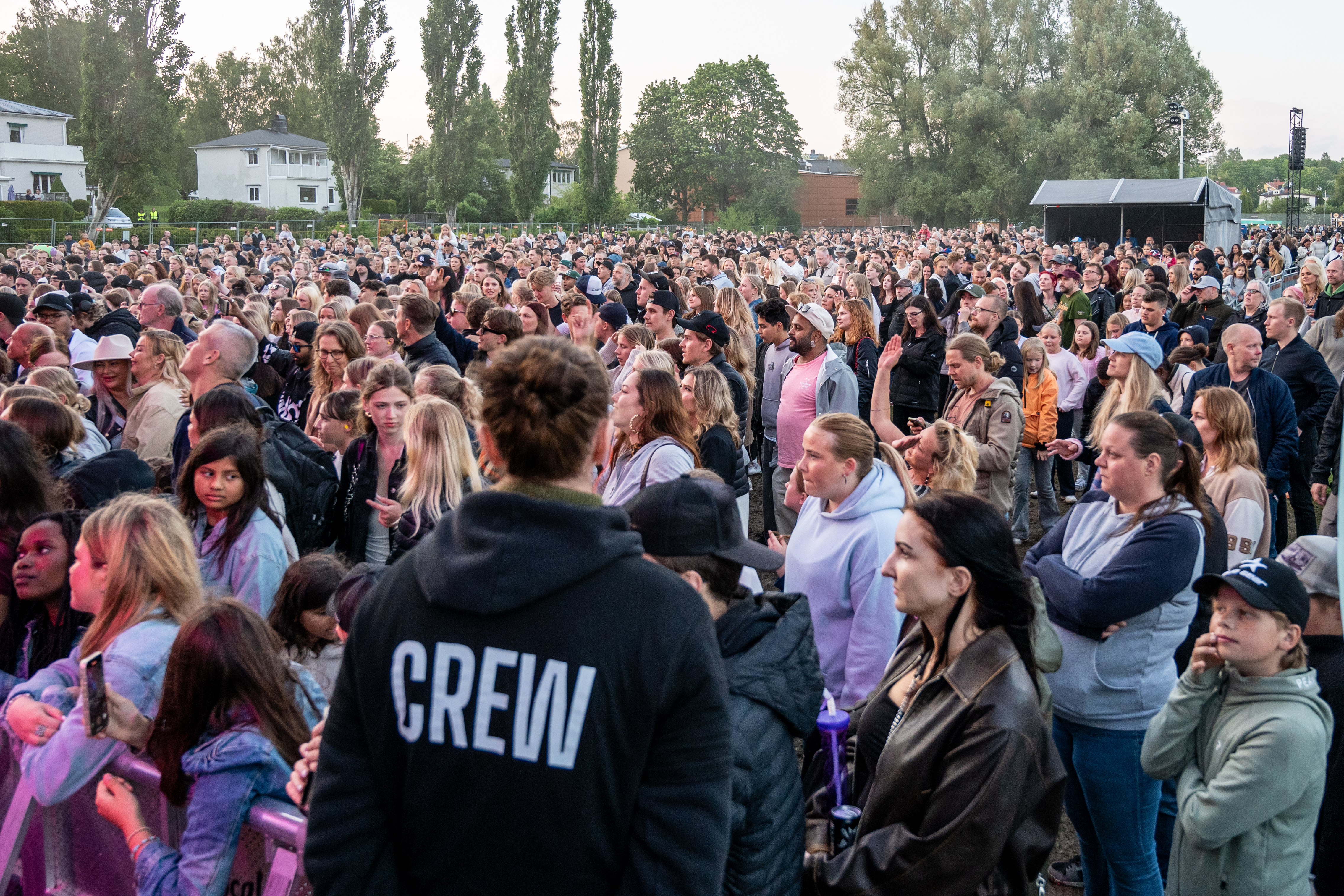 Folkhav framför scenen på Karlskogafesten