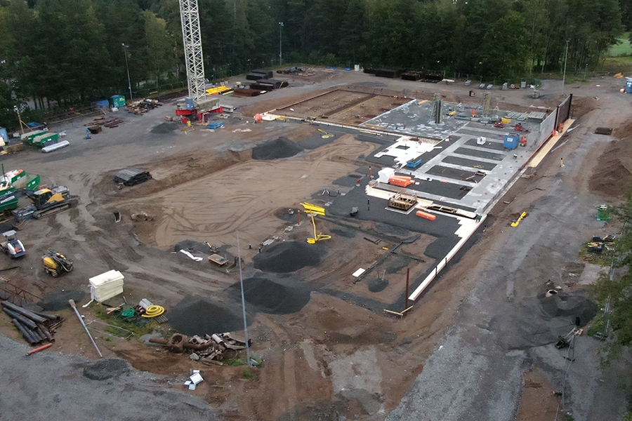 En översiktsbild tagen från luften över en byggarbetsplats.