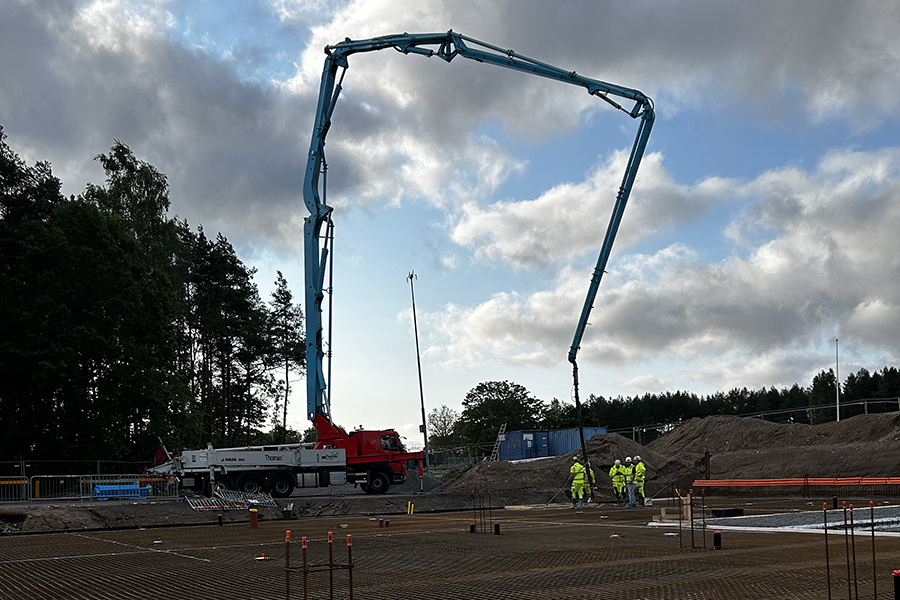 En byggarbetsplats, i bakre delen av bilden syns en byggkran.