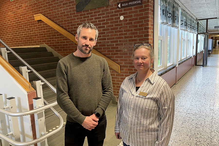 Under året har samtliga skolformer i Karlskoga utbildats i PDV. På bilden: Marcus de Bruin, kommunpolis, tillsammans med Madeleine Wittgren, rektor på Skrantaskolan, innan ett utbildningstillfälle på skolan.