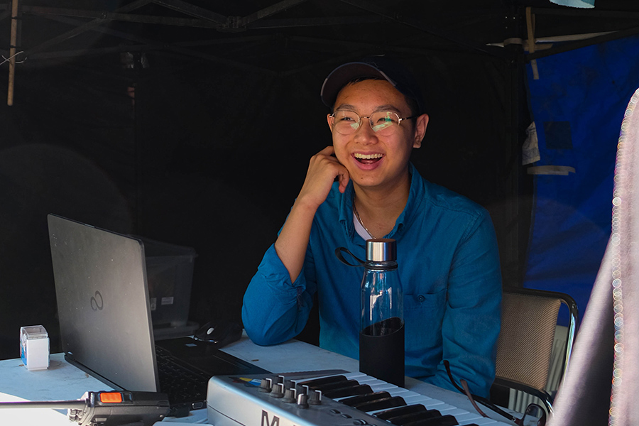 Kevin Nguyen skrattande i tältet för ljudtekniker