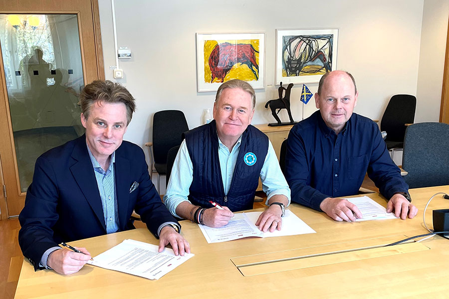 Claes Jonasson, VD för branchorganisationen Nifa, Tony Ring, kommunstyrelsens ordförande Karlskoga kommun och Mikael Norling, ICA-handlare och ägare av ICA Maxi Stormarknad i Karlskoga signerar avtalet.