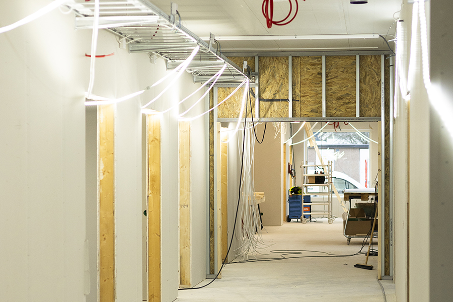 Ett av rummen på den nya anpassade träningsskolan som just nu är byggarbetsplats med kablar som hänger i taket. 