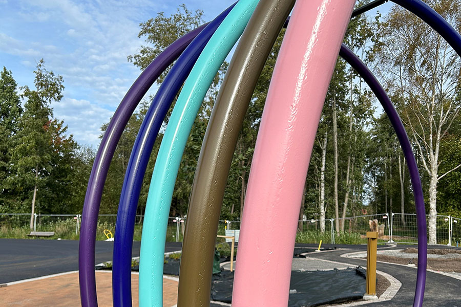 Stålbågar i regnbågsform i olika färger. 