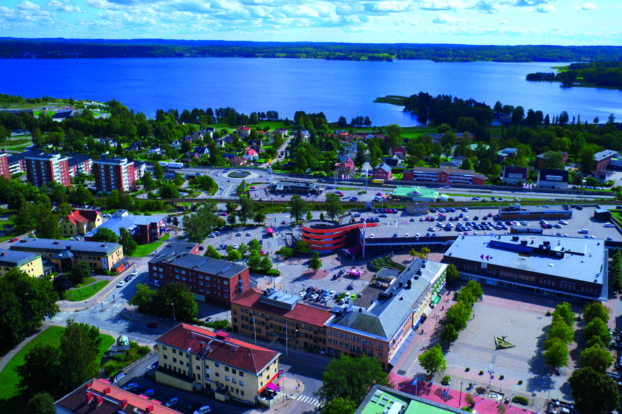 Flygvy över centrala Karlskoga med Möckeln i bakgrunden.