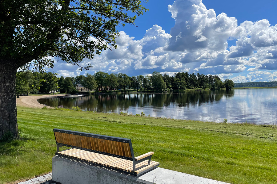 Bild på en bänk och stranden vid Näset västra.