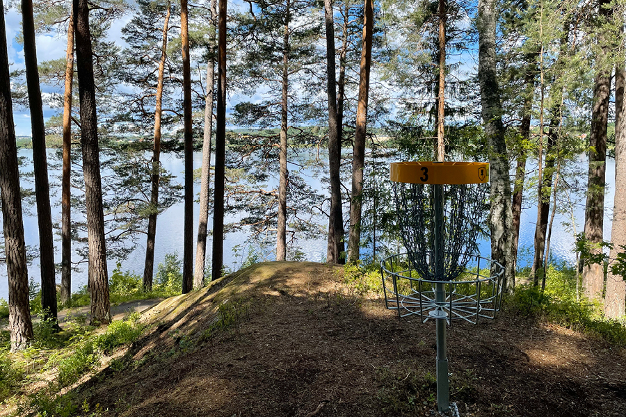 Bild på en discgolfkorg på sandtorpsudden.