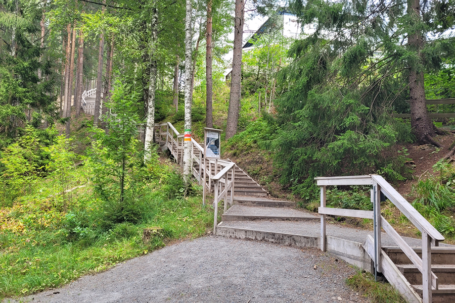 Bild på hälsotrappan i Rävåsens naturreservat.