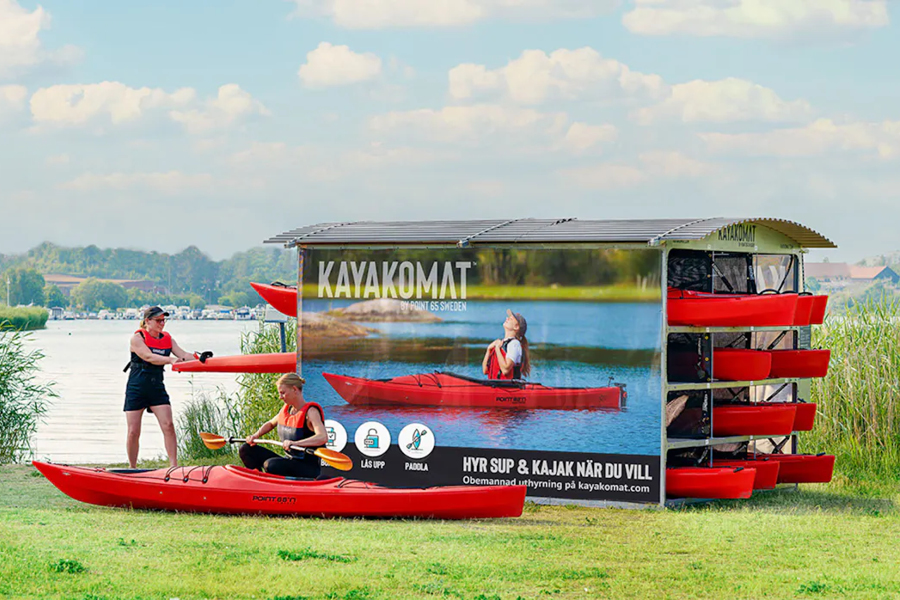 Bild på en kayakomat vid en sjö där man kan hyra kajaker obemannat.