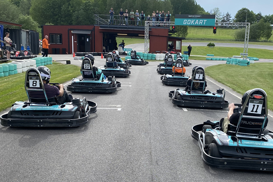 Bild på flertalet gokarts som ska köra ett race.