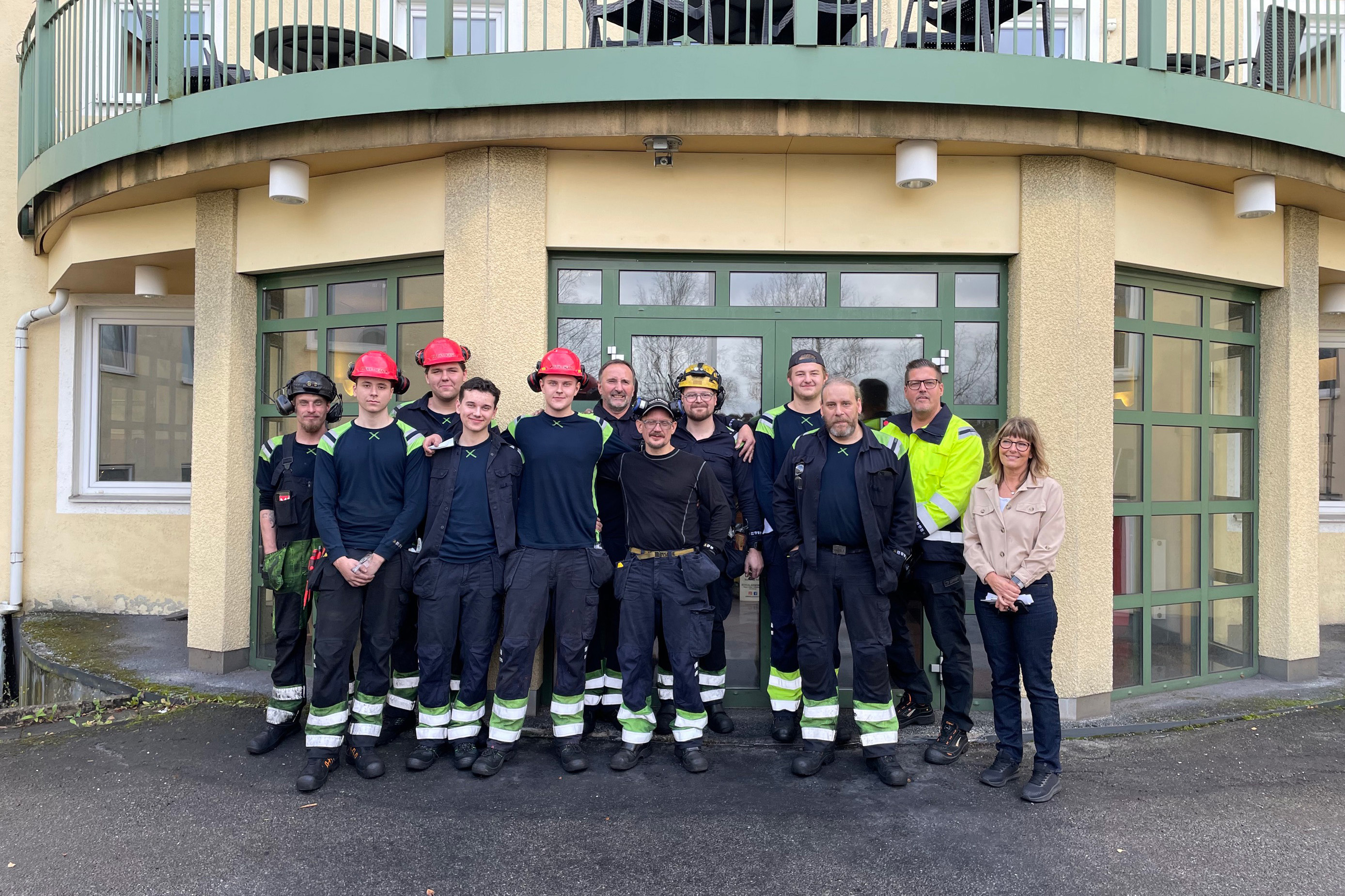 Gruppbild med elever och handledare utanför Bharat Forge Kilstas entré