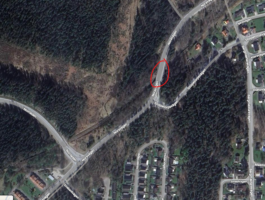 En kartbild med en vägsträcka markerad med en röd cirkel.