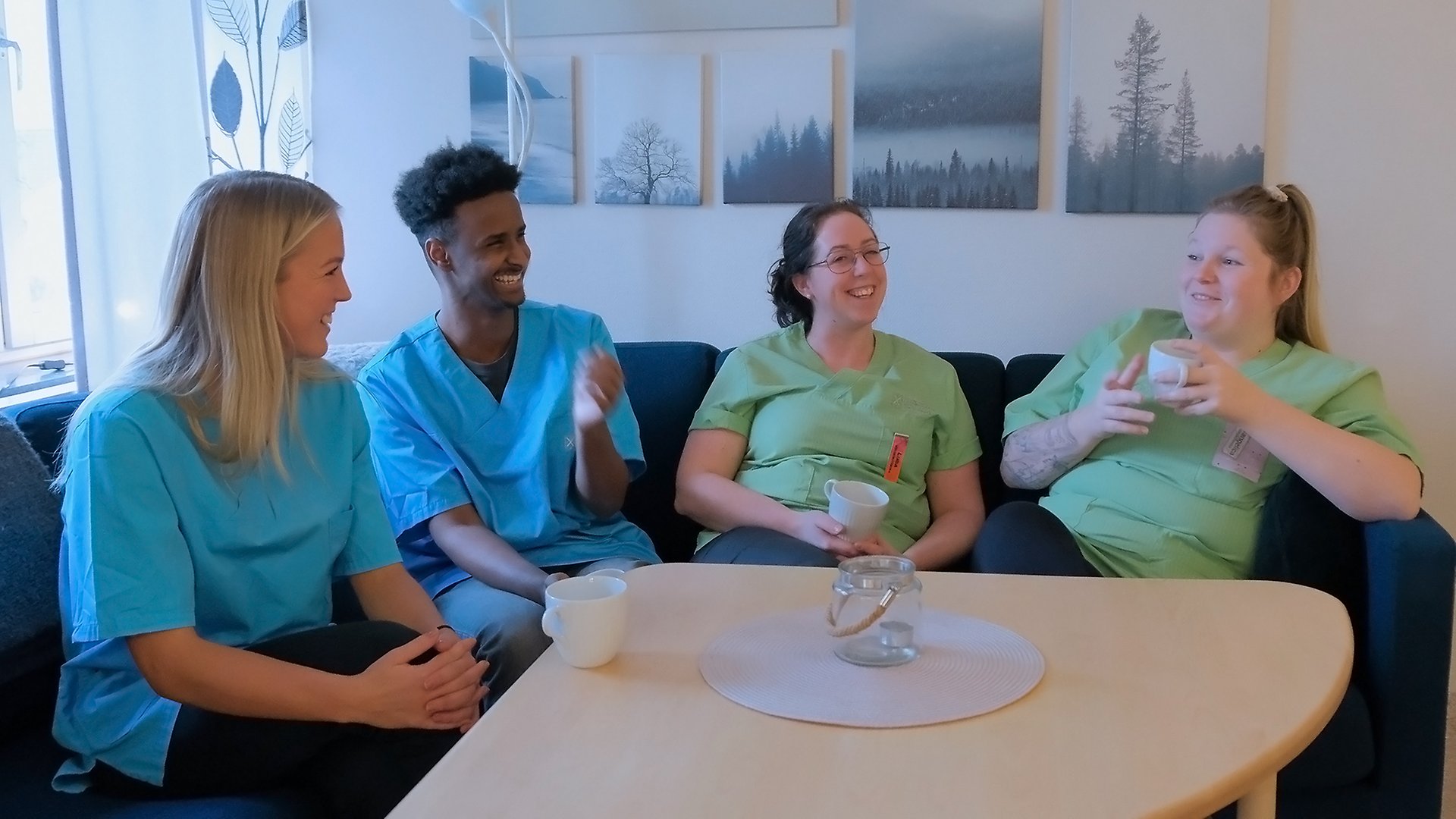 Fyra undersköterskor samtalar i en soffa