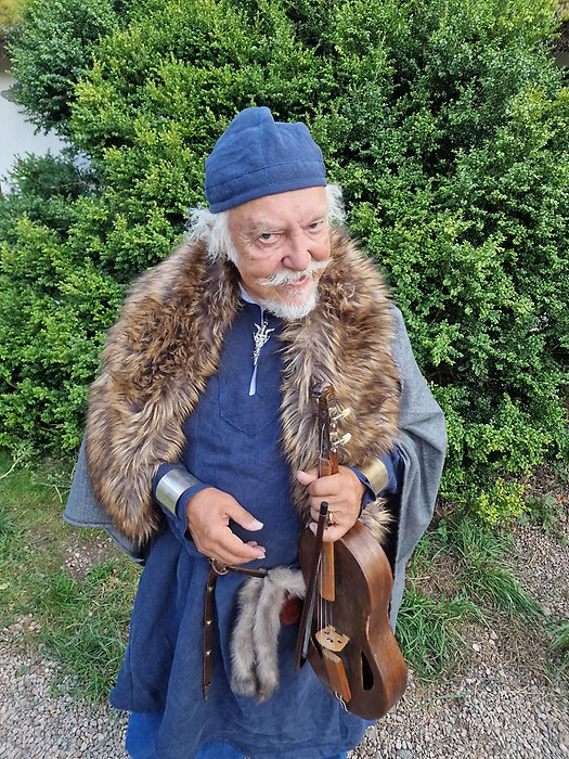 En man ur Finlands nationalepos, Kalevala. Klädd i blåa klder med djurstola