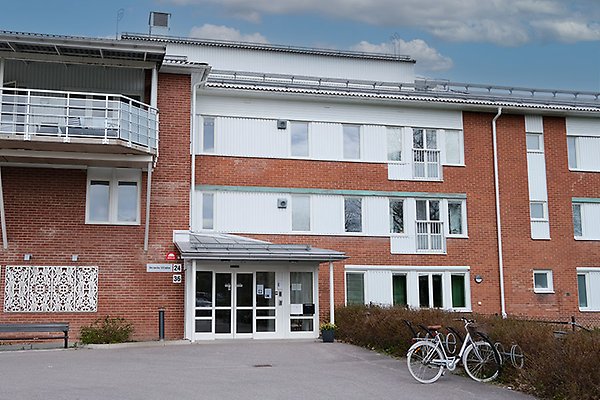 En tegelbyggnad med fönster och balkonger.