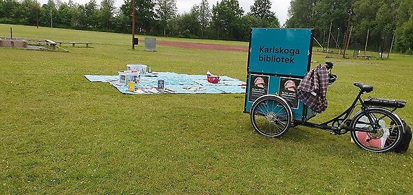 En blå cykel med släpvagn, märkt 