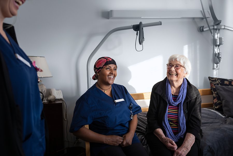 Patient och personal samtalar glatt