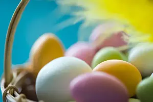 Ett tennisrack i närbild. Framför ligger en tennnisboll. 