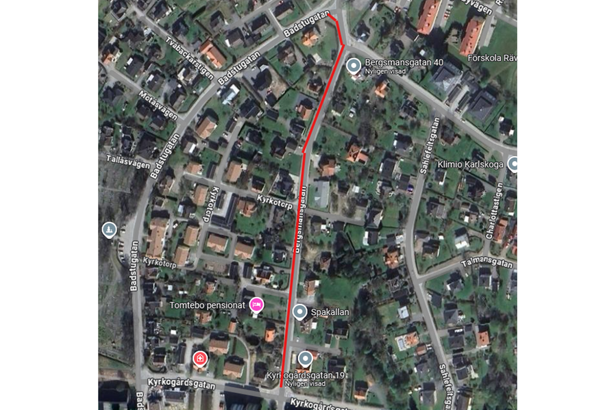 Bilden visar en karta uppifrån. En röd linje går längs en väg mitt i kartbilden. 