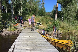 Ett barn som sitter i en segelbåt och seglar.
