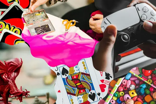 En ihopklippt bild som visar olika aktiviteter: UNO och kortspel, synålar, TV-spel, pärlor och figurer i plast.
